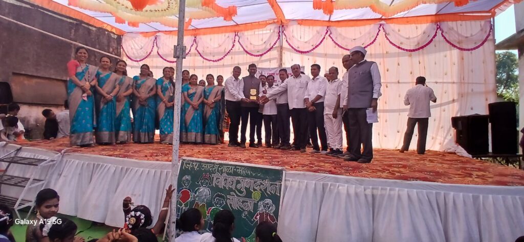 ज्ञानगंगा माध्यमिक विद्यालया, आरोग्य केंद्र व ग्रामपंचायत माणिखांब येथे  प्रजासत्ताक ध्वजारोहण चा कार्यक्रम उत्साहात