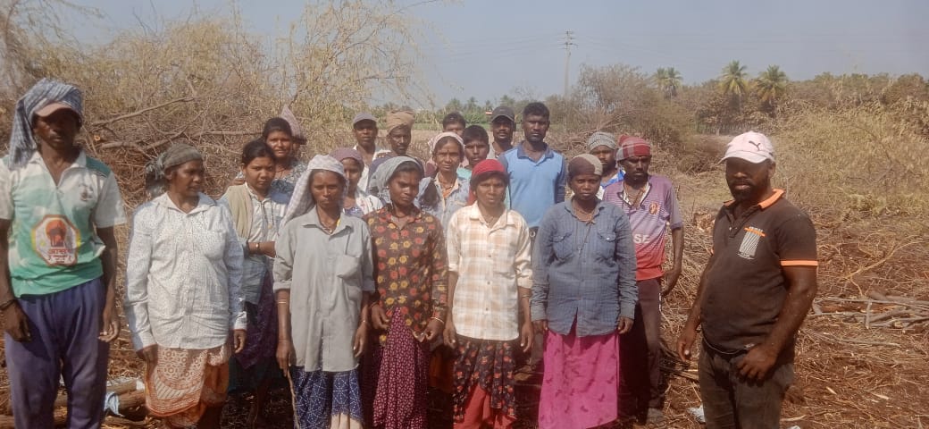 मुला बाळांना व बायकांना त्याच्या नजरकैदेत ठेवतो; मालकाविरुध्द इंदापुरमध्ये वेठबिगार तक्रार दाखल