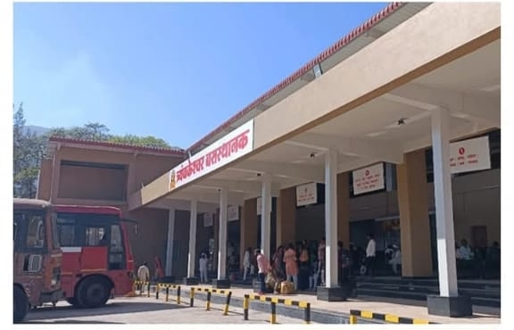 त्र्यंबकेश्वर बसस्थानकात पिण्याच्या पाण्याची सुविधा करण्याची मागणी.