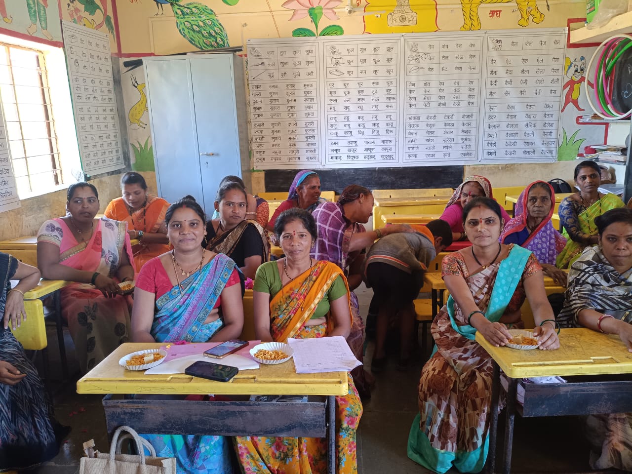 “मुलगी शिकली प्रगती झाली” ; नांदडगाव येथील शाळेत महिलांचा भरला वर्ग