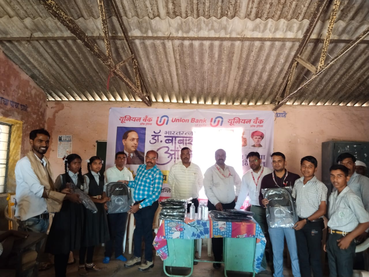 डॉ. बाबासाहेब आंबेडकर जयंतीनिमित्त कुशेगावमध्ये मोफत शालेय बॅग वाटप कार्यक्रम संपन्न