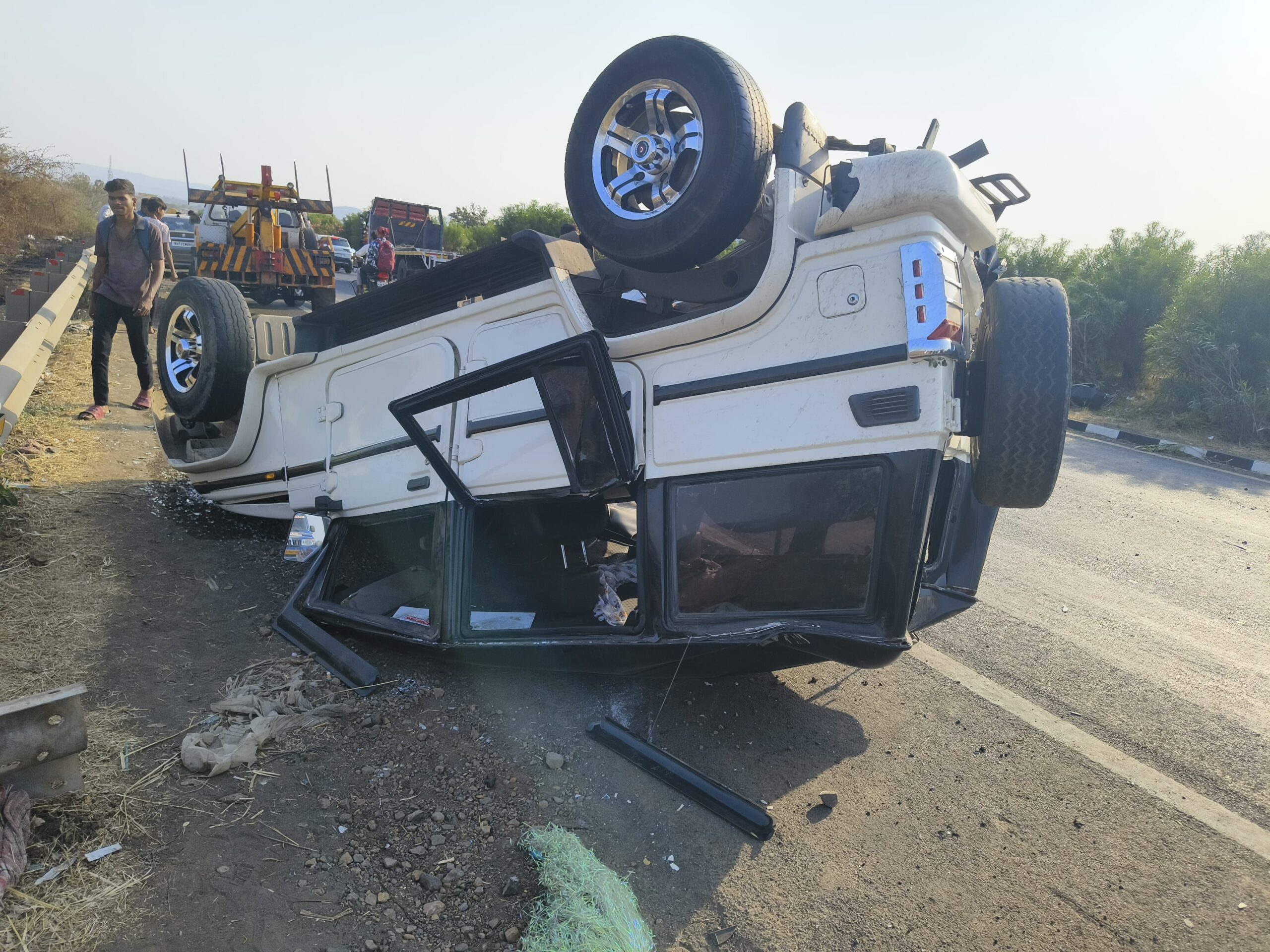 जिंदाल कंपनीजवळ भीषण अपघात – चार गंभीर, चार किरकोळ जखमी; नरेंद्राचार्य संस्थेच्या रुग्णवाहिकेची तत्काळ मदत