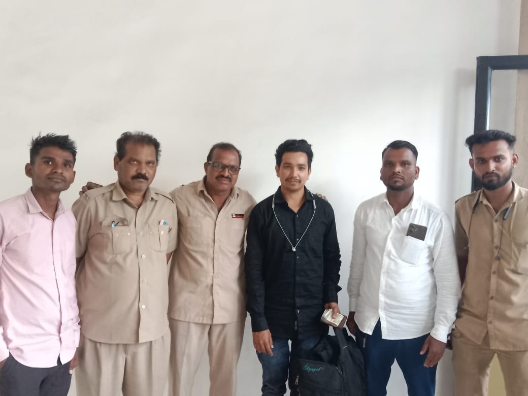 “इमानदारीचा सुंदर प्रत्यय: विसरलेली बॅग परत मिळवून दिल्याने प्रवाशाचा विश्वास जपला”