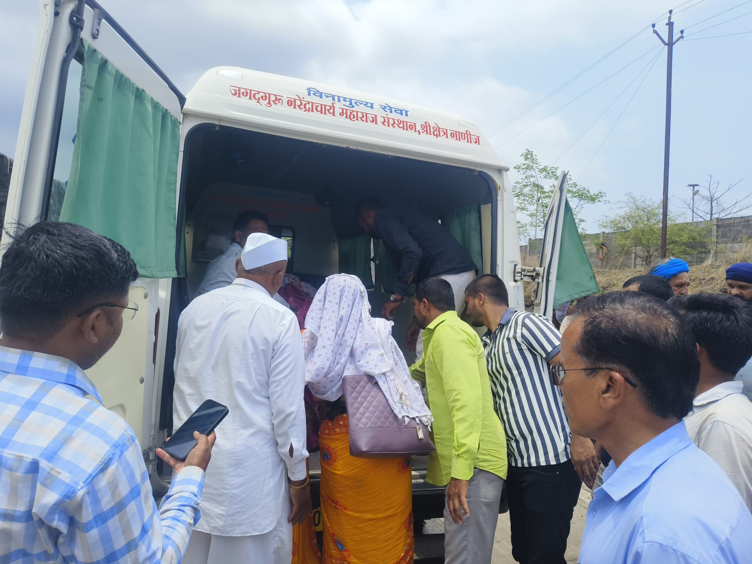 “मुंबई-आग्रा महामार्गावर भीषण अपघात : दोन मोटरसायकलचा समोरासमोर धडकेत पती-पत्नी गंभीर जखमी”