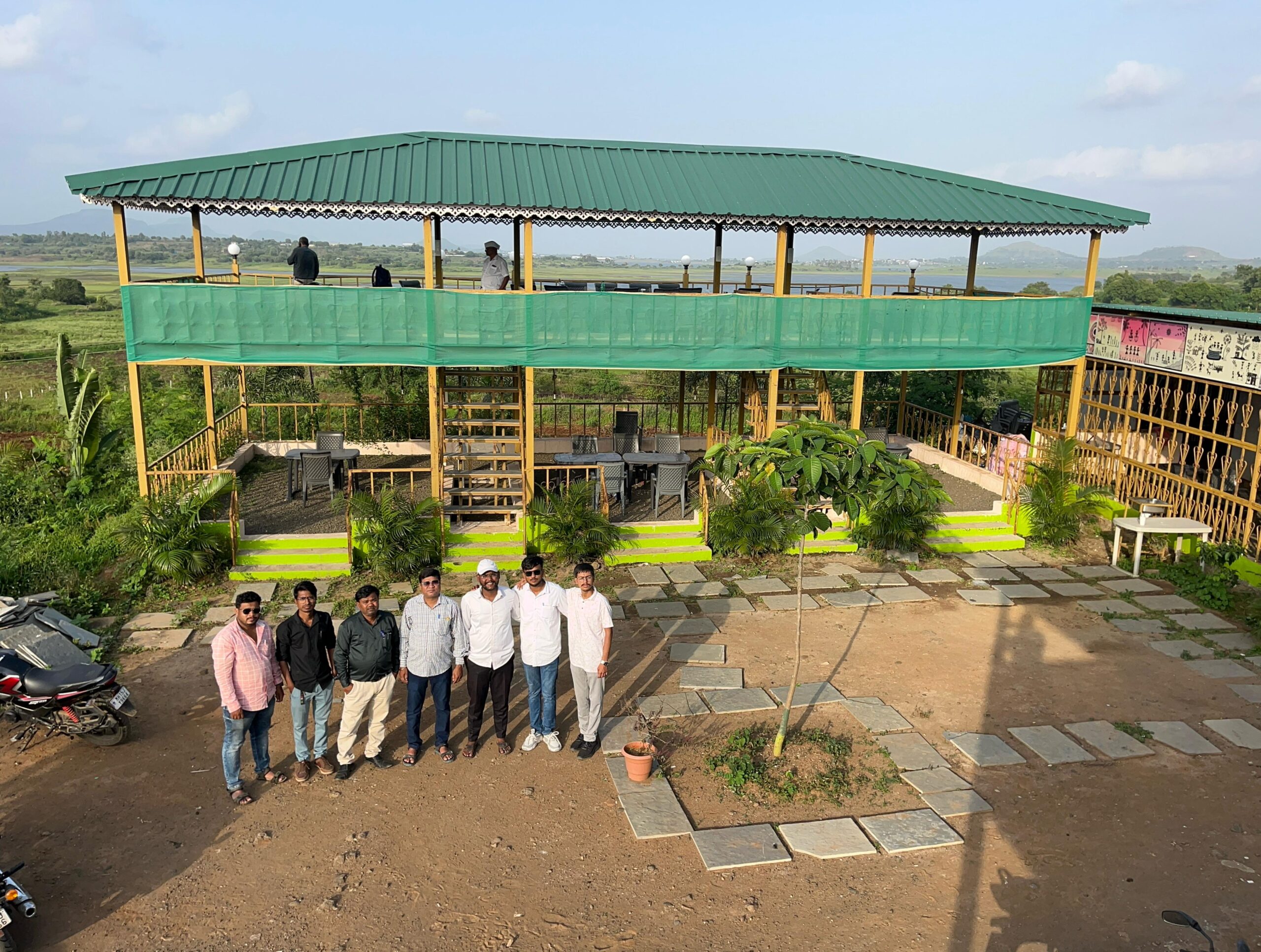 “हॉटेल हिरवी मिरची: जेवण, निसर्ग आणि स्नेहाचा संगम”