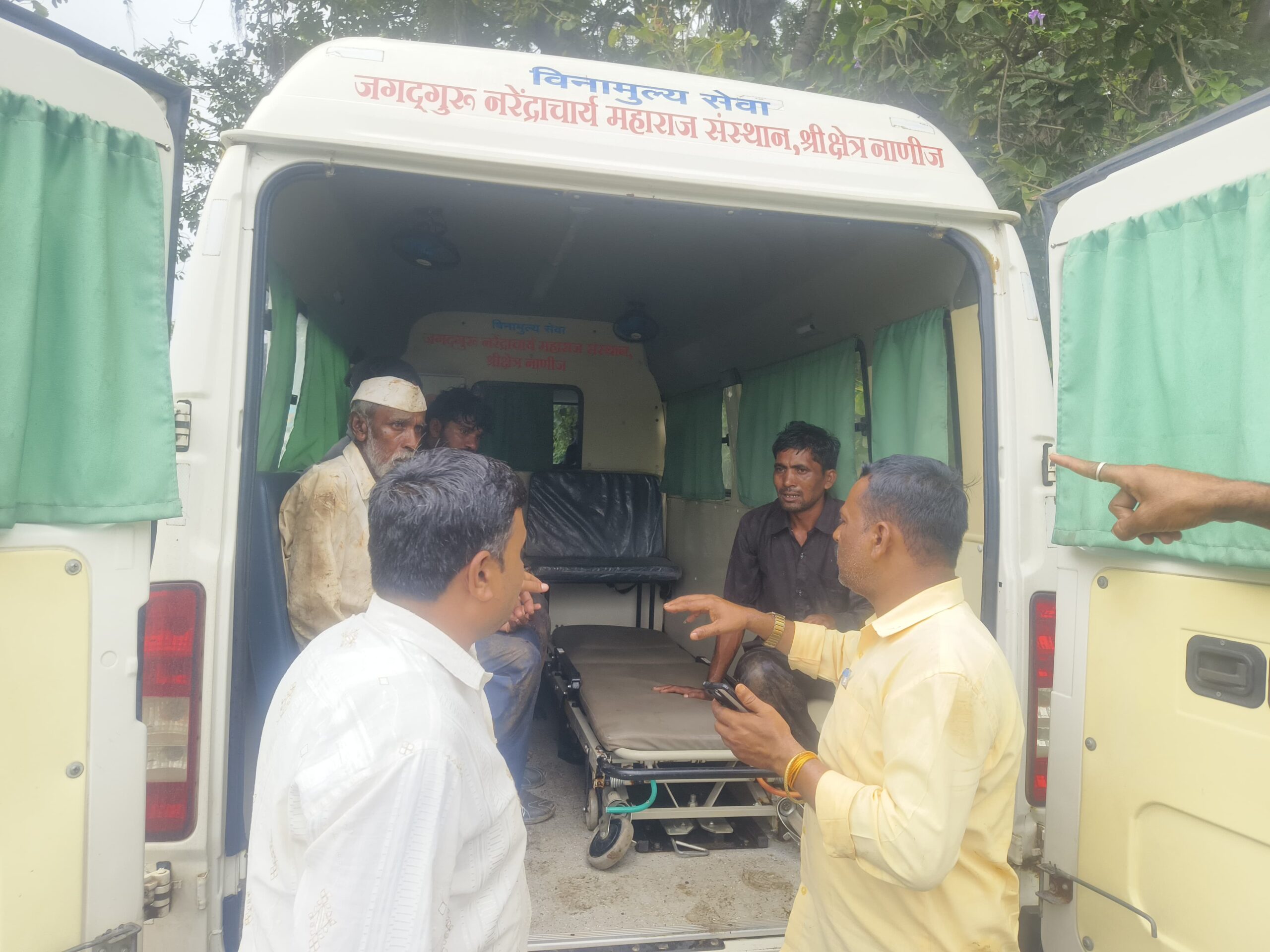 नांदगाव-साकूर रोडवर भीषण अपघात: ट्रक पलटी होऊन 1 ठार, 4 गंभीर, 6 जखमी!