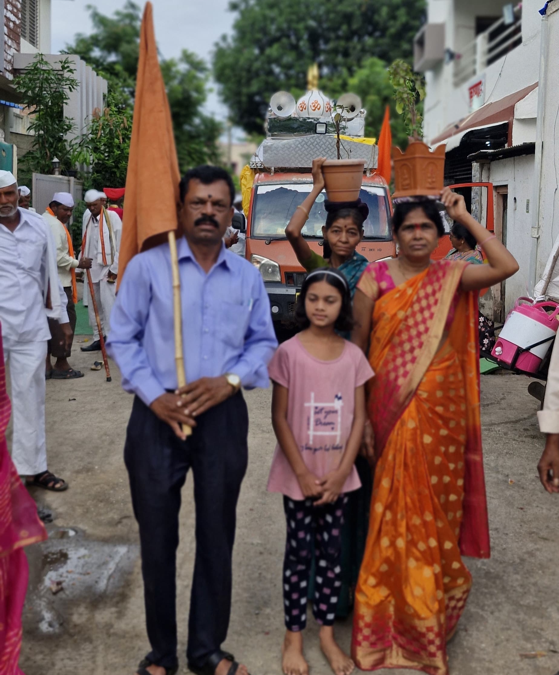 पंढरीच्या वाटचालीत ‘कृष्णा निवास’ ठरले भक्तीमय स्वागतस्थळ! – प्रा. ज्ञानेश्वर बनसोडे यांच्या सेवाभावाचा पायी दिंडी सोहळ्यात गौरव