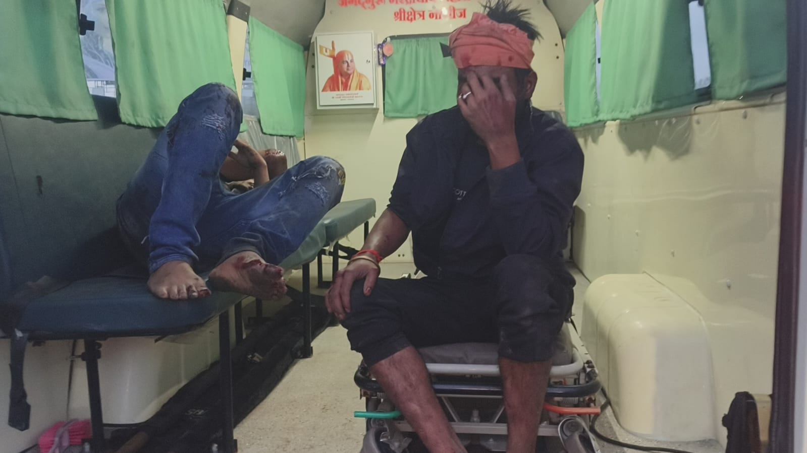 विल्होळी आठव्या मैलावर मोटरसायकल अपघात : दोन जण गंभीर जखमी, नरेंद्राचार्य संस्थानाच्या रुग्णवाहिकेने तत्काळ मदत