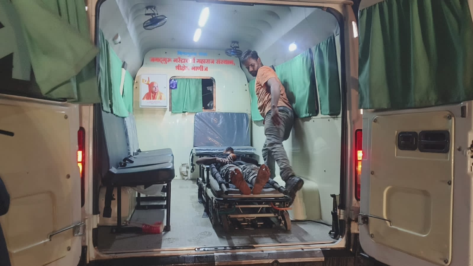 रायगड नगरजवळ मोटरसायकल अपघात — दोन जण गंभीर जखमी, नरेंद्राचार्य संस्थानच्या मोफत ॲम्बुलन्सची तत्काळ मदत