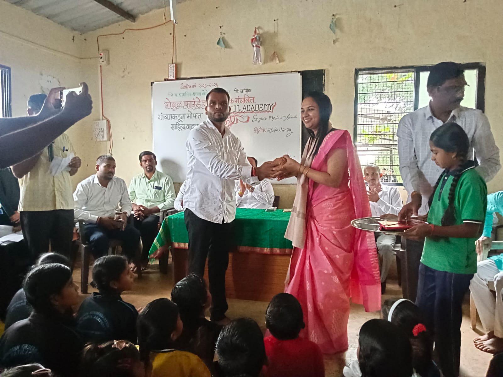 बेझे जिल्हा परिषद शाळेत चप्पल व शैक्षणिक साहित्य वाटप; वृक्षारोपण, अल्पोपहार आणि पाहुण्यांच्या उपस्थितीत कार्यक्रम उत्साहात पार