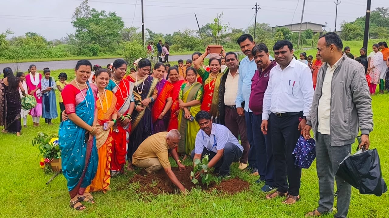 शेनवड शाळेची हिरवाईकडे वाटचाल – वृक्षदिंडीने सजला परिसर